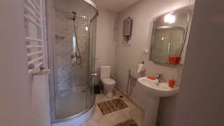 Гостевой дом LerMont Guest House Lermontovo Двухместный номер Делюкс с 1 кроватью (для 2 взрослых и 1 ребенка)-2